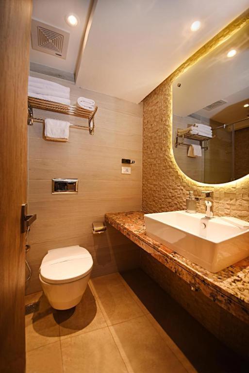 Hotel Tulip Near Delhi Airport ニューデリー エクステリア 写真